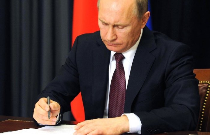 Владимир Путин одобрил закон, ограничивающий снятие денег с анонимных счетов и карт